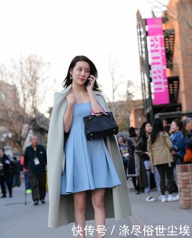 其他人穿沙滩泳衣,小姐姐你穿瑜伽裤做什么,但看起来很漂亮!