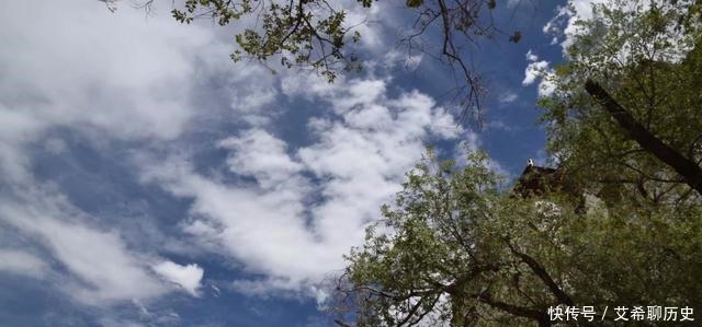 马布里山上著名的宫堡建筑群是藏族古建筑艺术精华