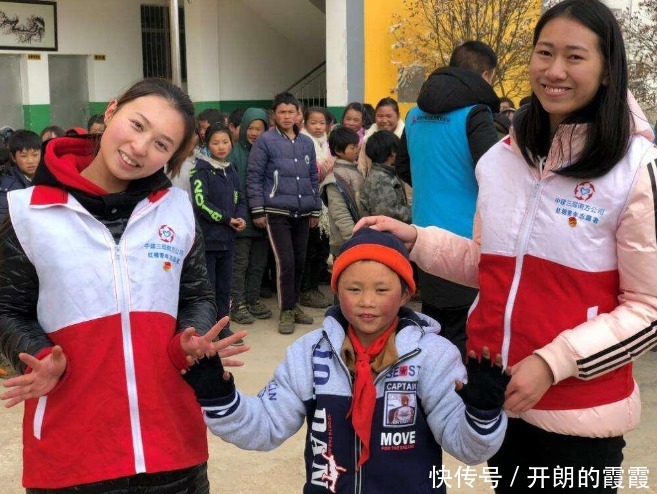 那个雪天徒步4.5公里，满头冰花去上学的男孩，后来过得如何