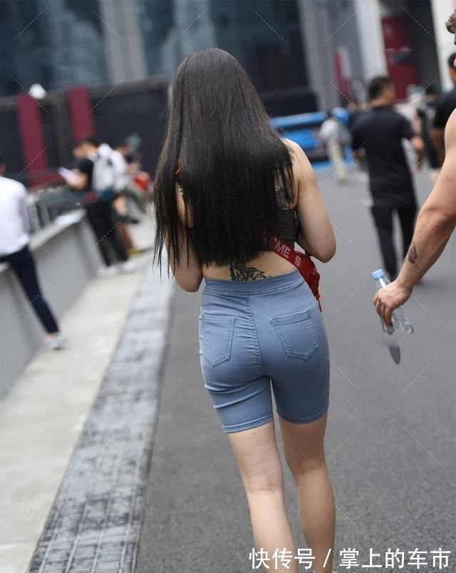 牛仔短裤 褐色背心搭配蓝色牛仔短裤,凸显女性的成熟气质,优雅显身材!