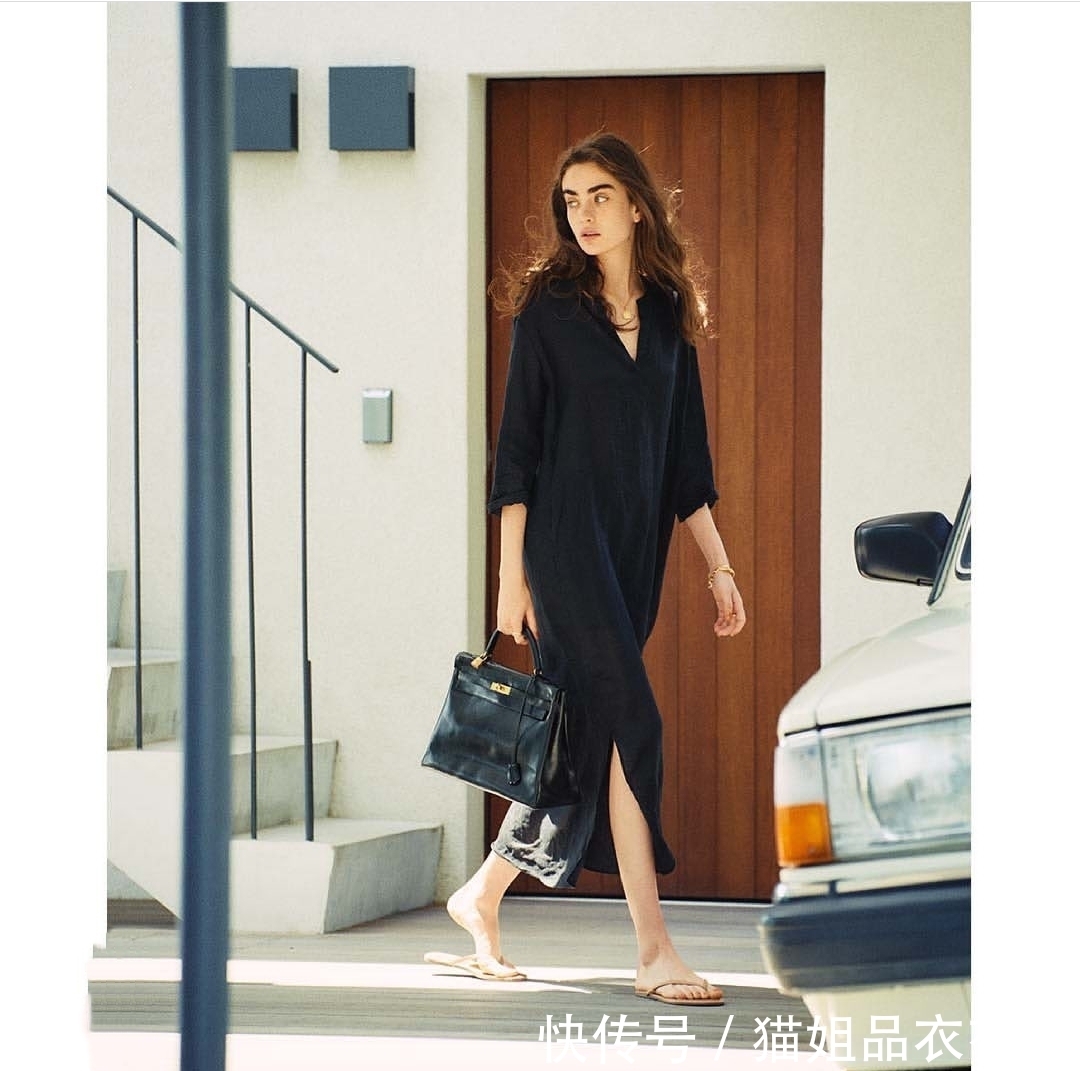 越简单越挑人,参考她的“随性极简风”搭配,全程穿凉鞋,美极了