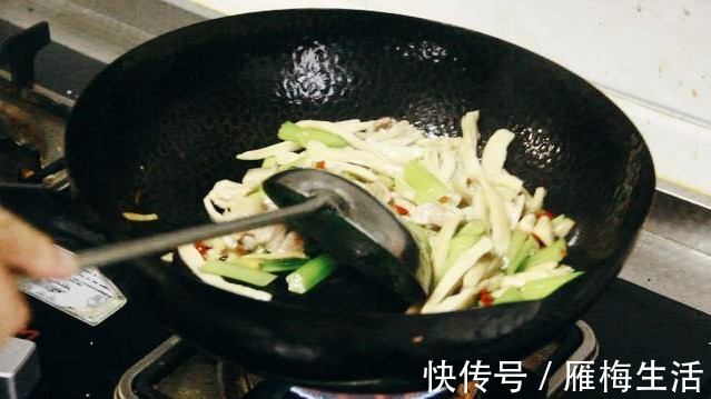 为啥很多饭店把芹菜炒杏鲍菇当做招牌菜试着炒一次,真能吃上瘾