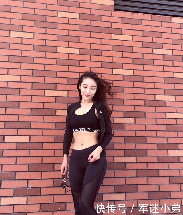 颜值|紧身打底裤颜值很高的美女,穿搭性感,尽显熟女气质