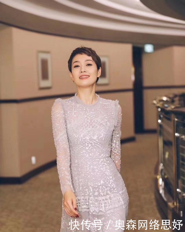 裙子|马伊琍又换新发型,剪利落短发太减龄,衬衫搭高腰裤好随性