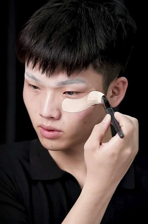 小伙子仿妆灰姑娘继母,开始化妆方法真是新鲜,最后真有两把刷子