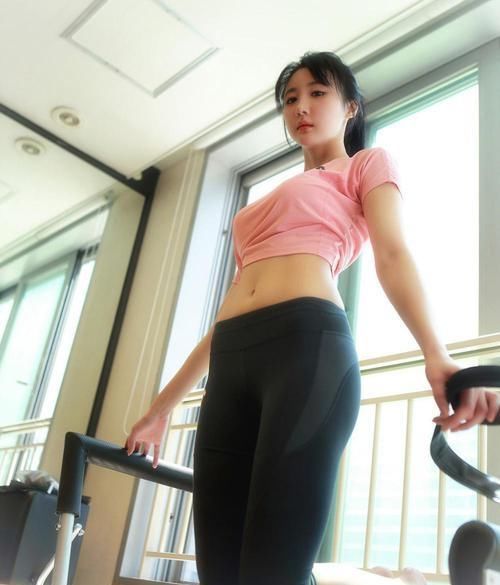 呈现|性感美丽紧身裤呈现圆润身材,性感傲娇美女活力满满元气