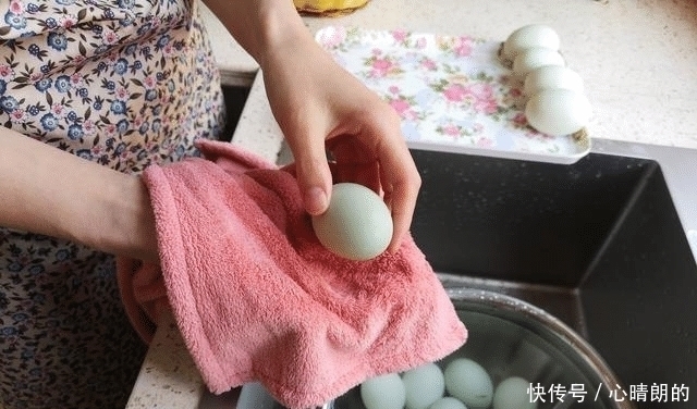 腌咸鸭蛋别再盐水泡了，妈妈用了40年的秘方，时间短，还起沙流