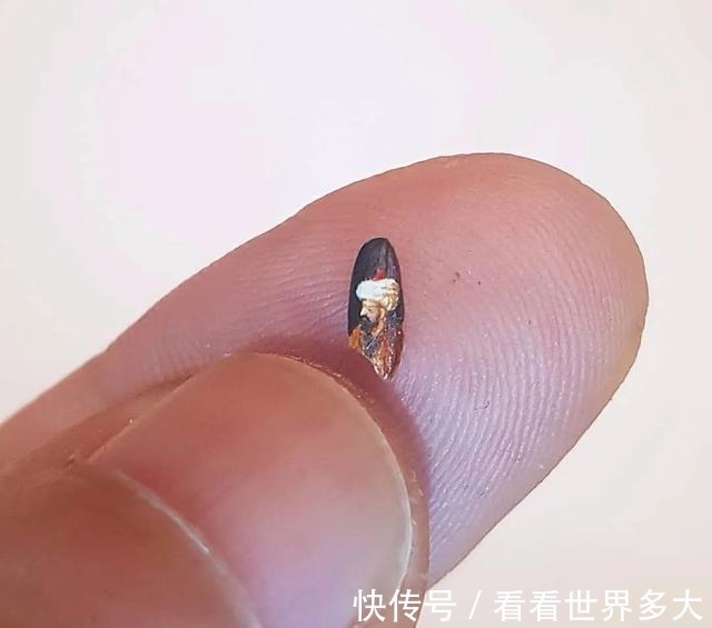 砂糖粒@惊爆眼球!60岁帅大爷在头发丝上画画,米粒、瓜子都给他当画布!