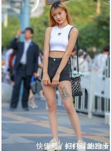 黑牛仔裤 白色短打T恤搭配牛仔短裤,独特新颖,潮流个性