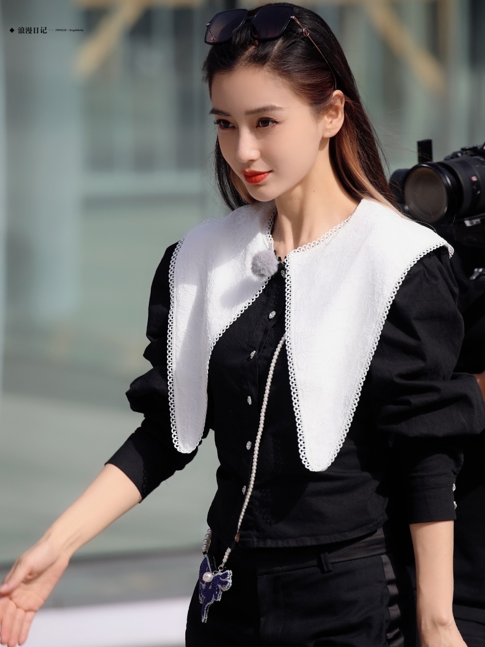 上衣|Angelababy当妈了少女感更强了,娃娃领上衣配小黑裤,俏皮又减龄