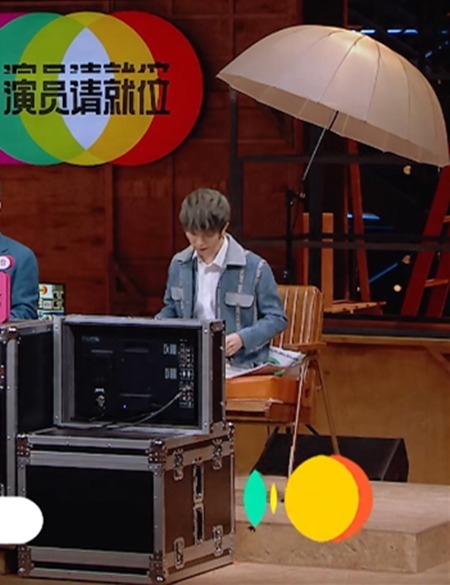 金扫帚奖|郭敬明坐垫高闹笑话,水平次被黄奕翻白眼,程青松开怼懂表演吗