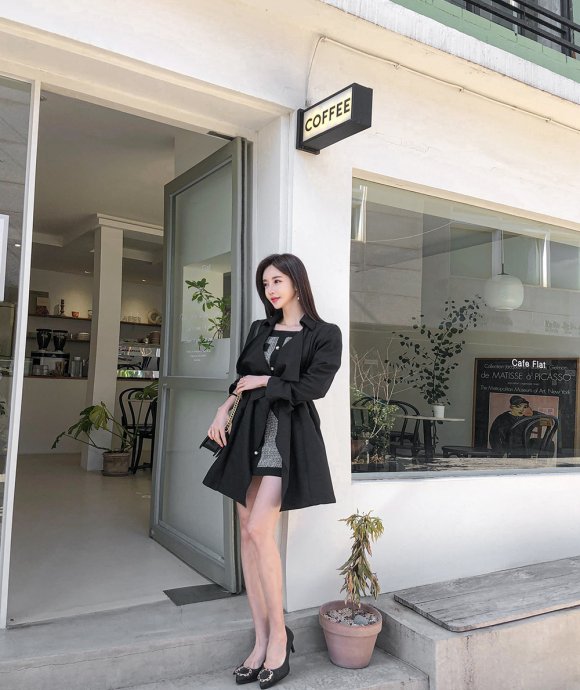 孙允珠气质愈发的成熟迷人，一字肩棉麻包臀裙尽显凹凸身材，好美