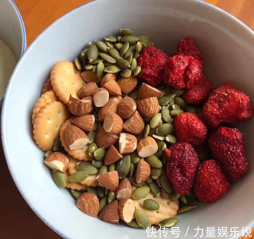 奶粉|春节自制小零食，酥软好吃不粘牙，有口平底锅就行！一口治愈你我