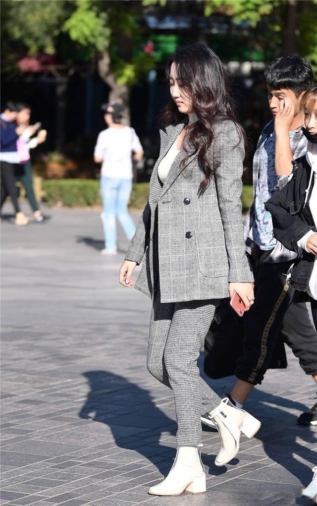 西服套装 灰色格子西服套装,搭配透明粗跟短靴,秋季穿着很独特的风格