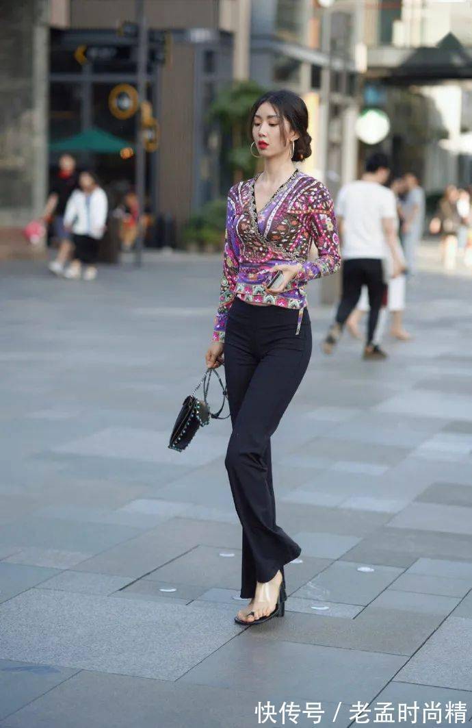 紧身上衣|街拍美女:花色紧身上衣搭配阔腿裤,时尚大气,还减龄,展现成熟女性的魅力
