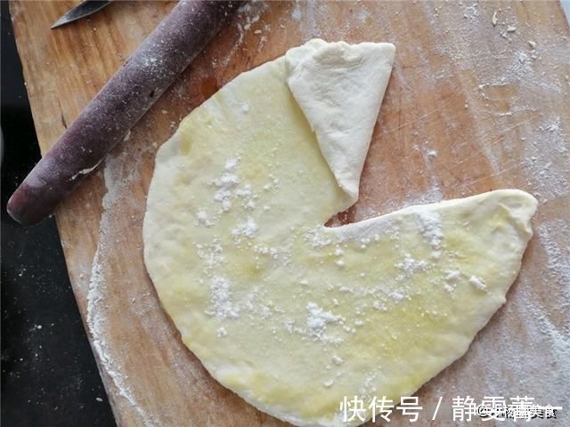 电饼铛|烙饼时,直接烙是大错特错!多做1步,饼柔软起层不发硬,特好吃