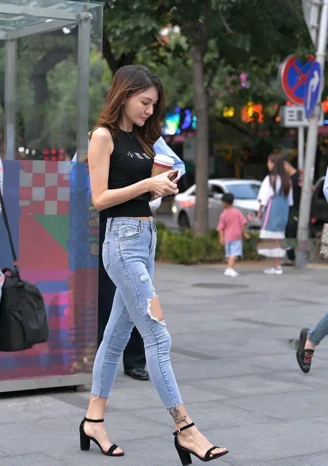 领略|还穿什么短裤,“破洞裤”时髦又显瘦,带你领略与众不同的夏日