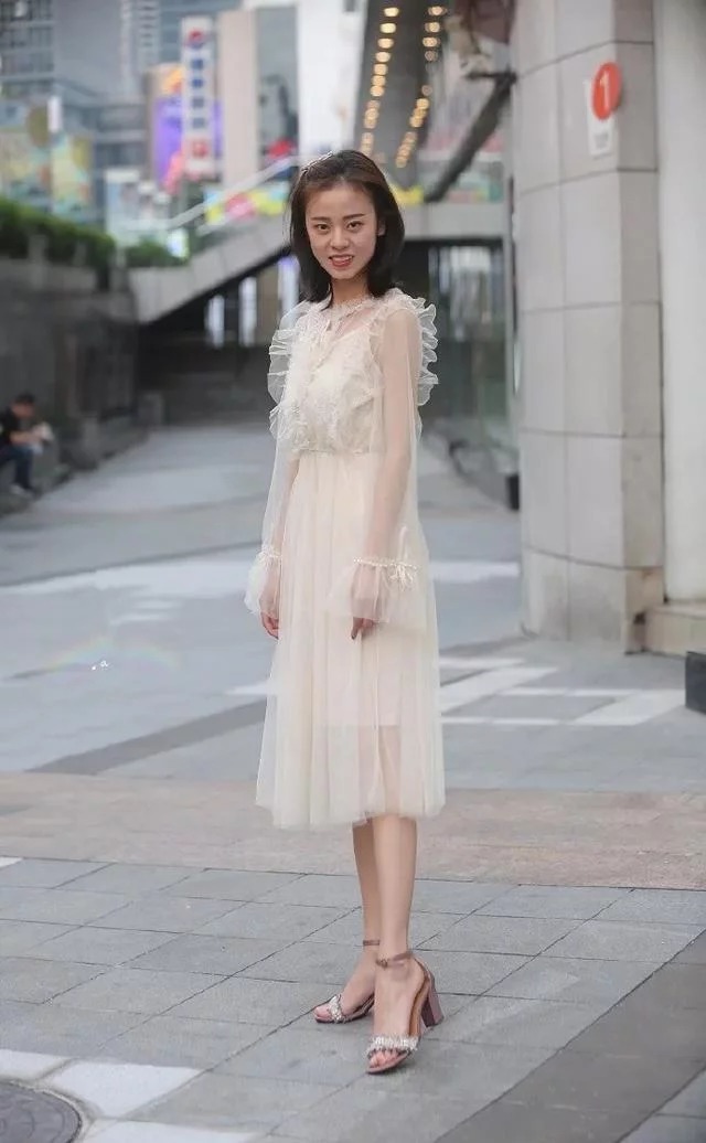 街拍:小姐姐身穿双层裙,脚踩方根鞋,看上去十分的有气质