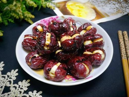  冬天多吃大枣，不用煲粥，加莲子蒸一蒸，好吃又营养