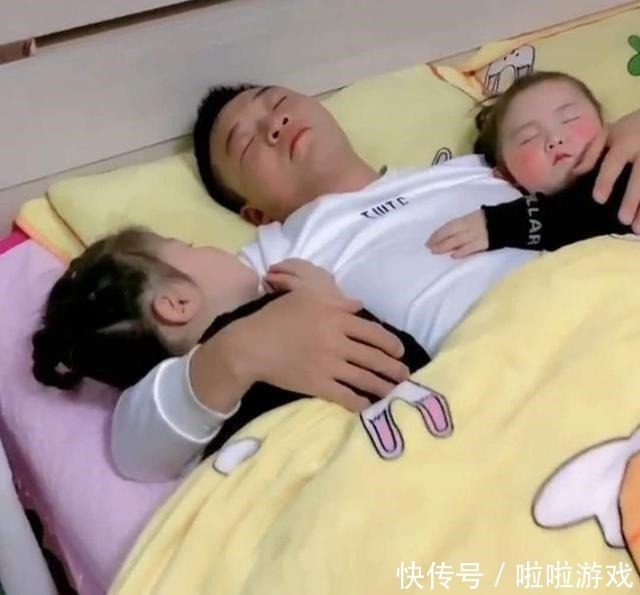 镜头|爸爸“左拥右抱”两个女儿入睡,镜头转到儿子时,妈妈瞬间急了