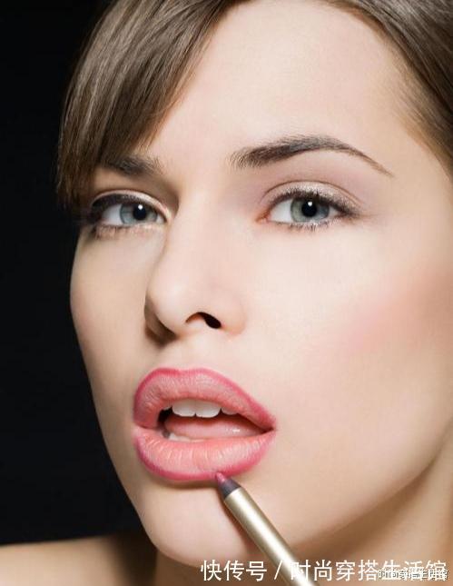 tips 冬天涂口红,要记住这3个“坏习惯”,不然再贵的口红也会沾杯