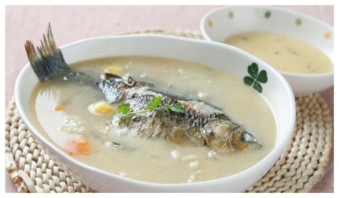 不管炖什么鱼汤，都不要直接加水炖，少了这一步，难怪汤色不浓白
