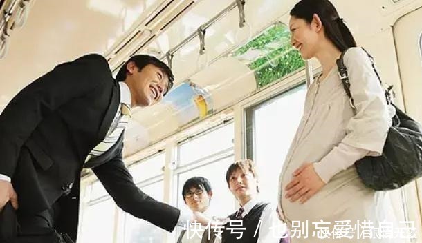 公交|大妈公交上逼孕妇让座,咒骂“孩子早晚会掉”,孕妈的反击很解气!