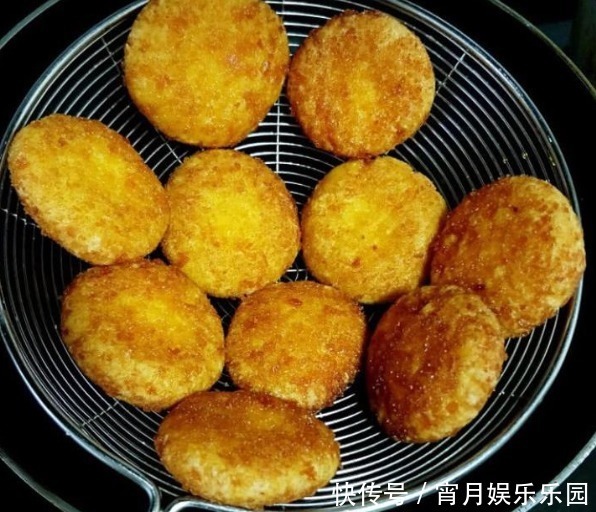 做南瓜饼时,只加糯米粉可不行,少了“1种”,口感不好且难吃