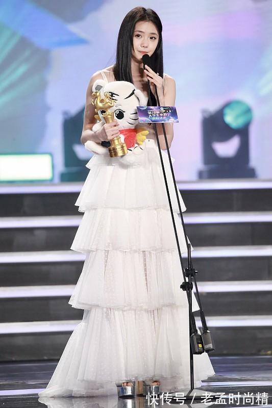 裙摆|刘浩存连生图都这么美,穿纱裙又嫩又甜,漏齿笑更俏皮