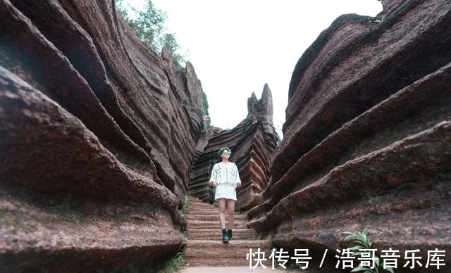 红石林|湘西有座魔幻石头林，形成花了5亿年，景美人少很冷门