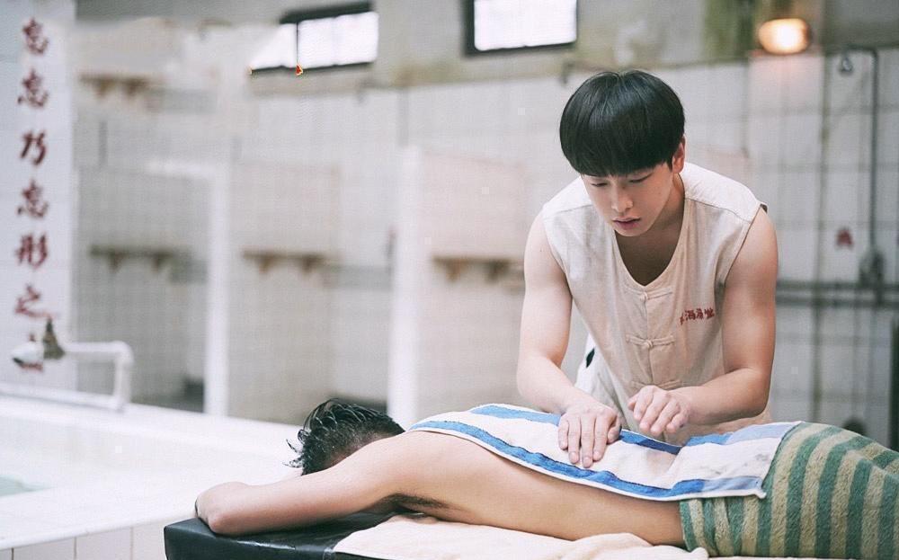 女浴室|爸爸“被迫式”带娃洗澡,拎领子大飞脚,网友:不用看肯定是儿子