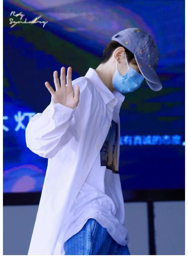 合照|《奇藝劇本鯊》殺青，王源在合照中存在亮眼，而橫幅口號(hào)土氣滿滿