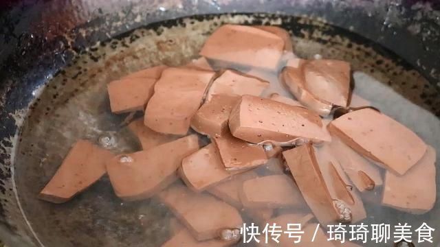 鲜嫩|烧猪血,好多人第一步就错了,这样做出来的猪血,比豆腐还鲜嫩