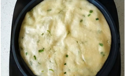 家常葱油饼这样做最好吃,掌握这2个秘诀,柔软多层,凉了也不硬