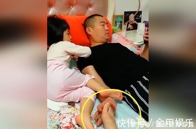 父女俩|爸爸给女儿暖脚,妈妈非要来凑热闹,接下来的一幕让妈妈心凉半截!