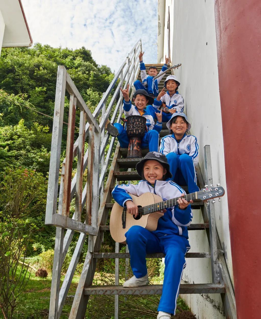 孩子们|好羡慕大凉山的“妞妞”们，能够遇到吉布小龙这样的老师