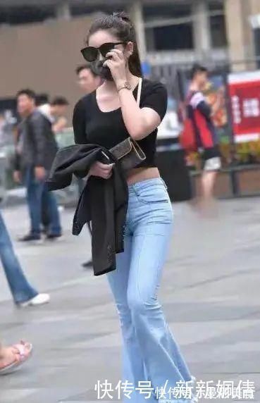 成熟女性 牛仔裤能很好地拉长腿的长度，展现成熟女性的时尚与美丽