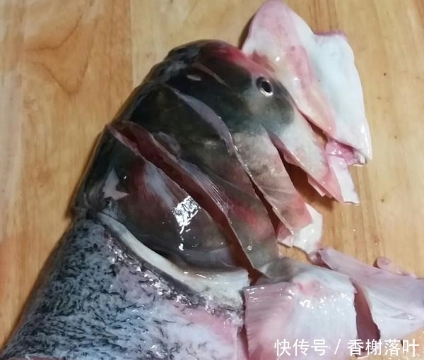 鱼头|鱼头二吃:嫩滑香甜的酱蒸大鱼头;味道鲜美的豆腐滚鱼汤;来试试