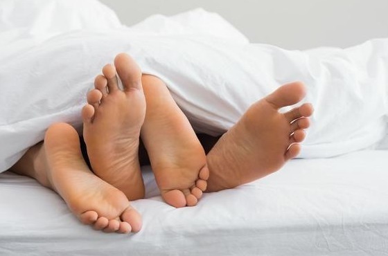 盖被子|进行夫妻生活时需不需要盖被子别害羞,了解一下好处多