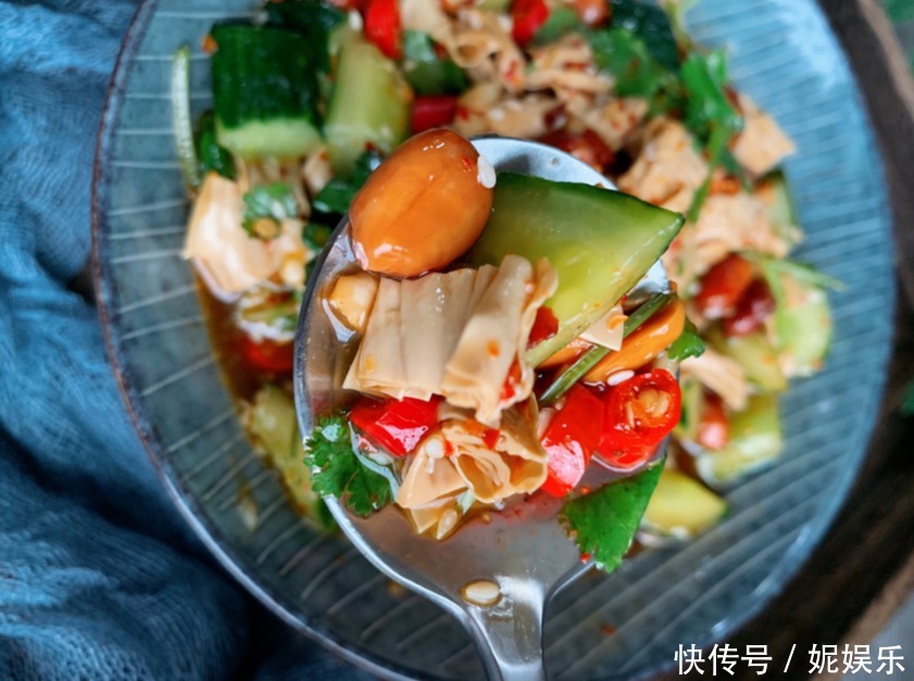 调凉菜,只加生抽是外行!教你万能凉拌汁,酸辣爽口,调啥都好吃