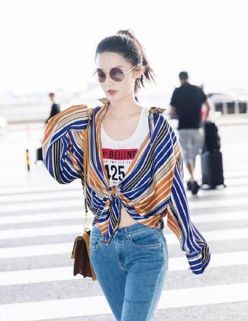 高跟鞋|路人街拍,搭配简约的白色打底衫,看起来非常的有质感