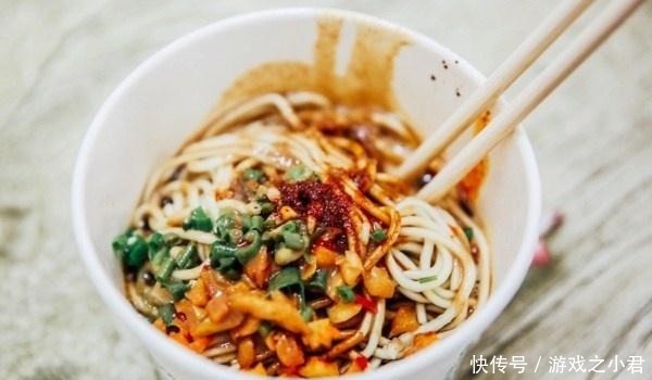 在家自制热干面，调制酱汁最关键，做好后酱汁香浓，味道鲜美！