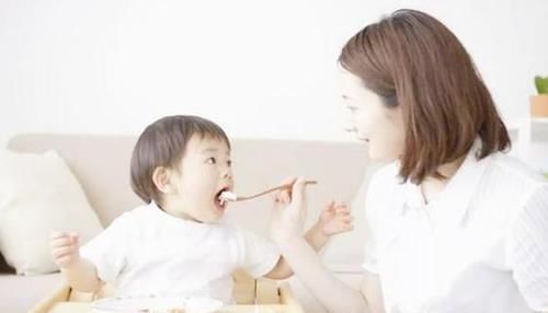 长大|被禁止吃零食的孩子,长大后会有什么样的结局,结果让父母后悔