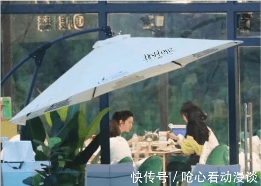 感情|趙麗穎手戴鉆戒錄《中餐廳》，卻暴露感情狀況，網(wǎng)友稱其單身貴族