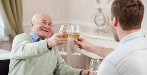 脑溢血|高血压不想“脑溢血”,营养师提醒:4类食物再想吃也要忍住