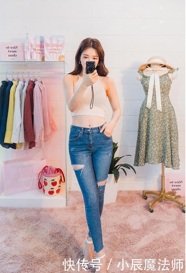 小姐姐穿搭紧身牛仔裤，展示完美S形身材，露出迷人大长腿