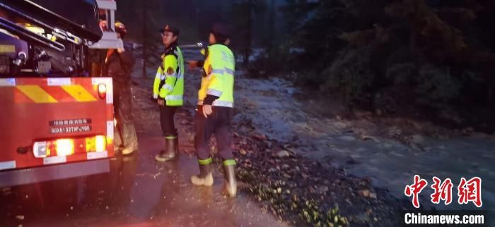 泥石流|青海祁连县突降暴雨 多部门闻“汛”联动抢险保通