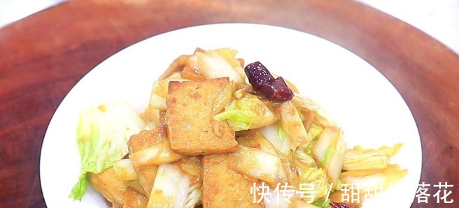 白菜豆腐直接下锅是大错，多加这一步，豆腐金黄不粘锅，外酥里嫩！