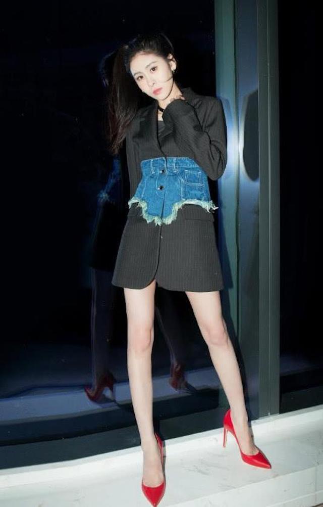 真正有品位的女人,入秋已经穿上了“西装裙”,挡不住的知性范儿