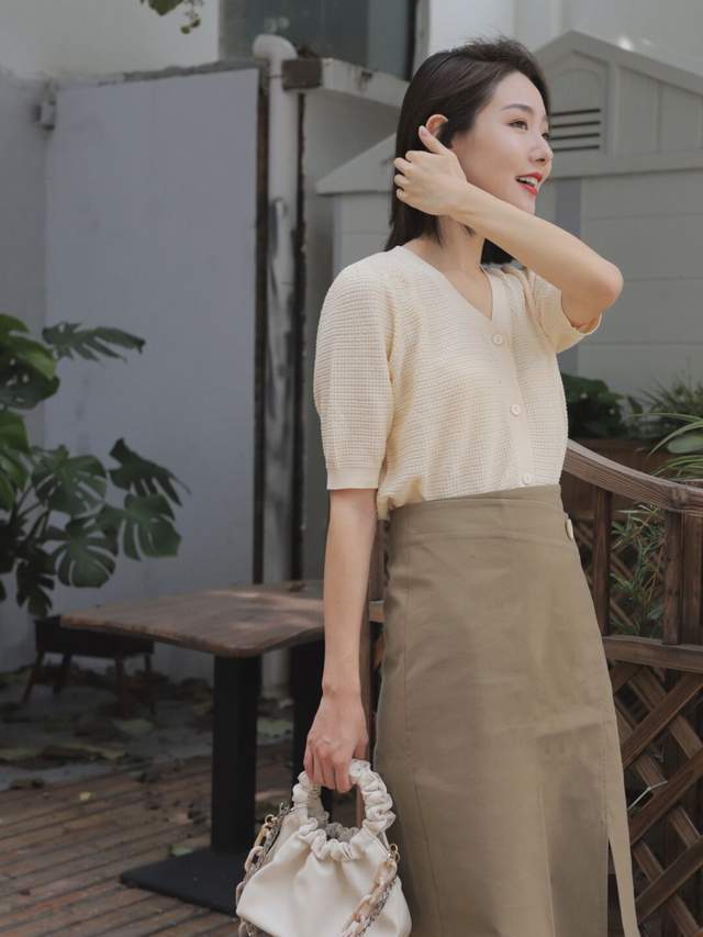 搭配|其实，秋天用白色针织开衫搭配黑色连衣裙就很美，简约百搭又高级